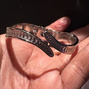 VINTAGE 1980'S MONET SILVER HINGED BANGLE BRACELET!